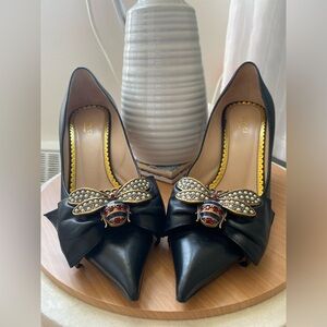 Gucci Leather embellished bow pumps. Size 10